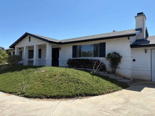 Exterior, Facade, Ranch
