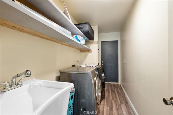 Interior, Washer, Wood Texture Flooring