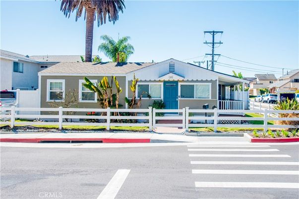 Exterior, Facade, Ranch