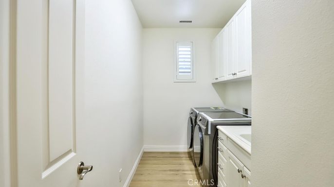 Interior, Washer, Wood Texture Flooring