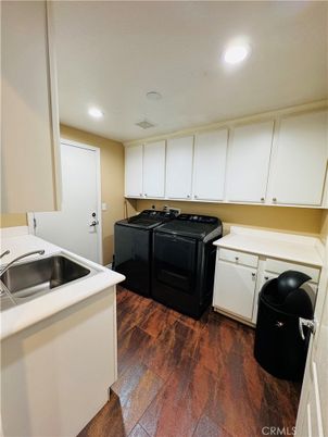 Interior, Recessed Lighting, Washer, Wood Texture Flooring