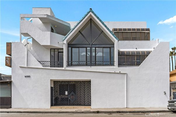 Exterior, Facade, Modern