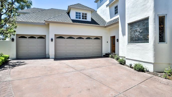 Attached, Exterior, Facade, Mediterranean