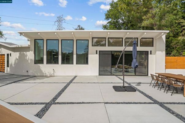 Exterior, Facade, Modern