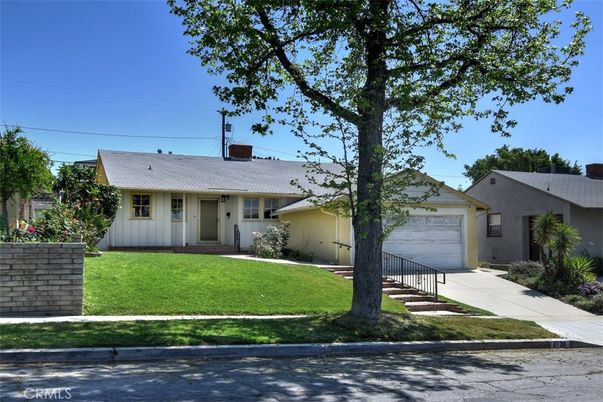 Attached, Exterior, Facade, Ranch