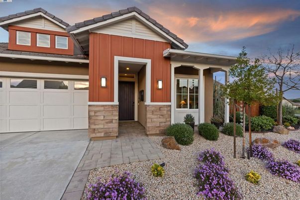 Attached, Exterior, Facade, American Craftsman