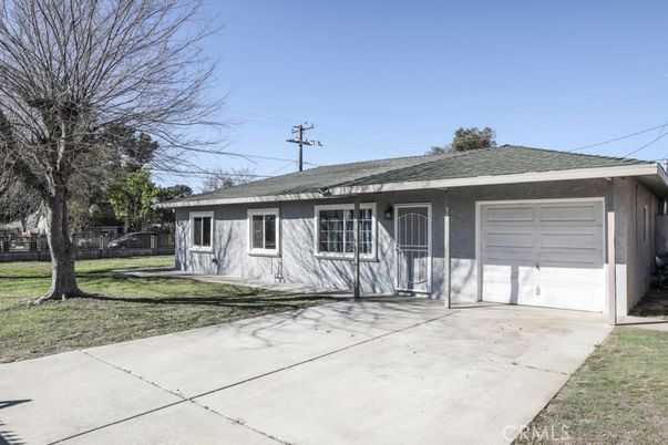 Attached, Exterior, Facade, Ranch