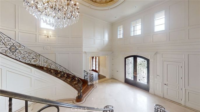 Chandelier, Interior