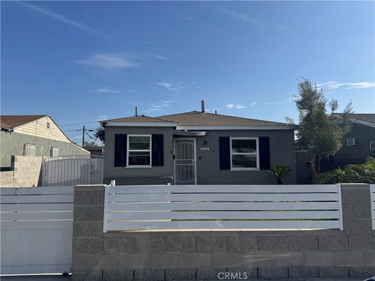 Exterior, Facade, Ranch