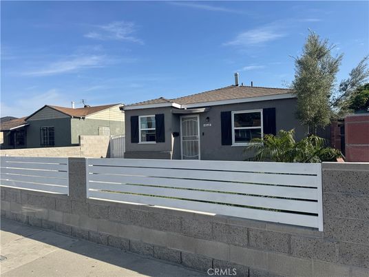 Exterior, Facade, Ranch