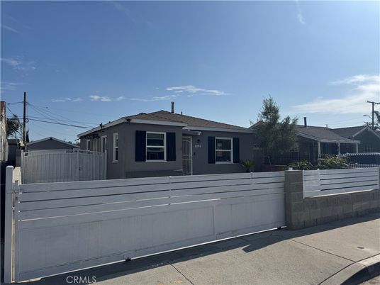 Exterior, Facade, Ranch