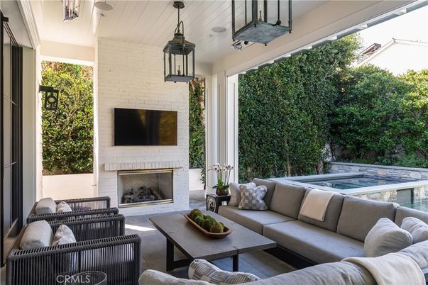 Exterior, Fireplace