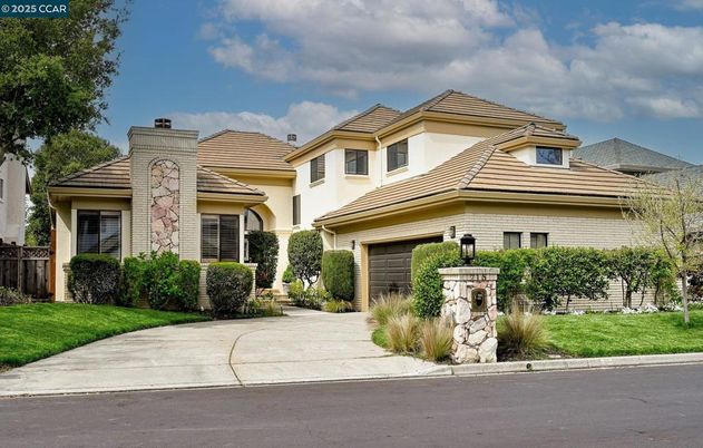 Attached, Exterior, Facade, Mediterranean