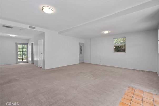 Empty room, Interior
