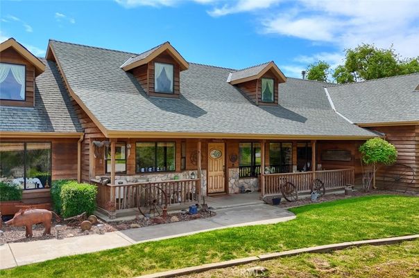 Exterior, Facade, Log Home