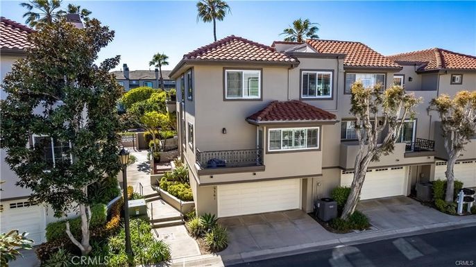 Attached, Exterior, Facade, Mediterranean