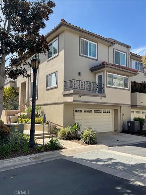 Attached, Exterior, Facade, Mediterranean