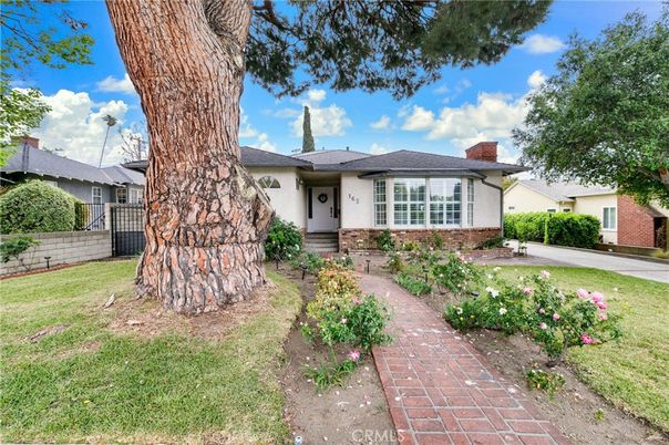 Backyard, Exterior, Facade, Ranch