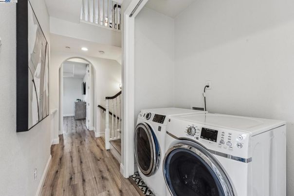 Interior, Recessed Lighting, Washer, Wood Texture Flooring