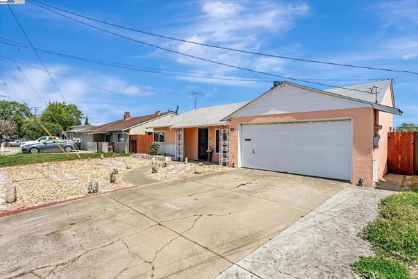 Attached, Exterior, Facade, Ranch