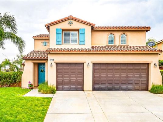 Attached, Exterior, Facade, Mediterranean