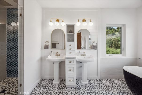Bathroom, Dual Sink Vanities, Interior