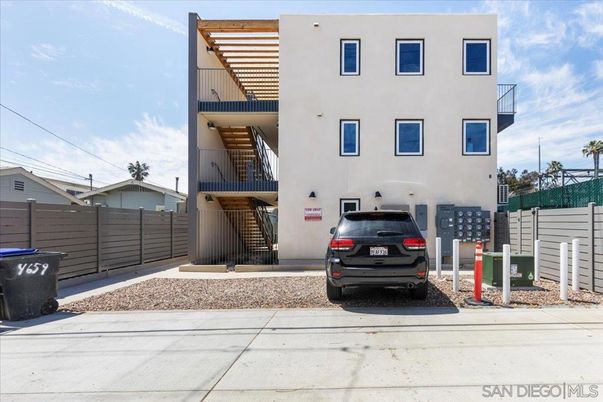 Attached, Exterior, Facade, Modern