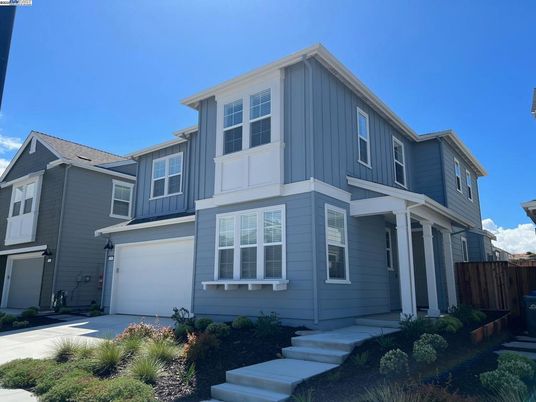 Attached, Exterior, Facade, American Craftsman