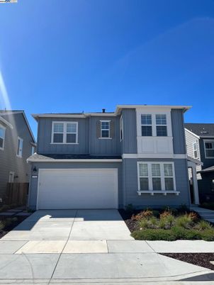 Attached, Exterior, Facade, American Craftsman