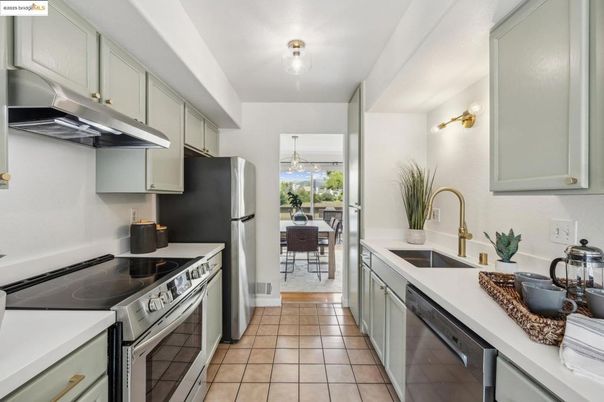 Chandelier, Dining room, Interior, Kitchen, Stainless Steel Appliances