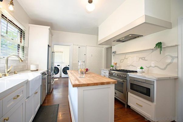 Interior, Kitchen, Washer, Wood Texture Flooring