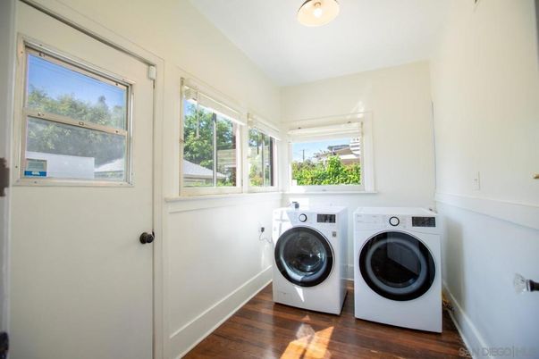 Interior, Washer, Wood Texture Flooring