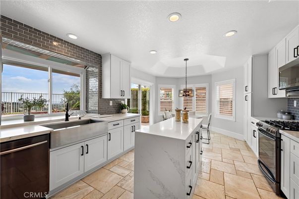Chandelier, Dining room, Interior, Kitchen, Pendant Lights, Recessed Lighting, Stainless Steel Appliances