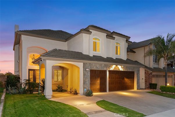 Attached, Exterior, Facade, Mediterranean