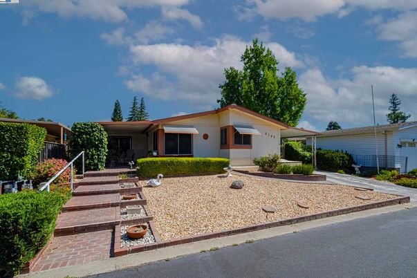 Exterior, Facade, Ranch