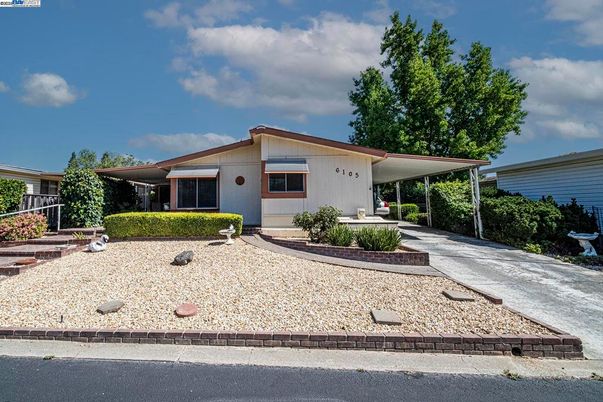 Exterior, Facade, Ranch