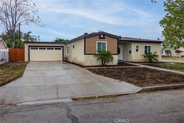 Attached, Exterior, Facade, Ranch