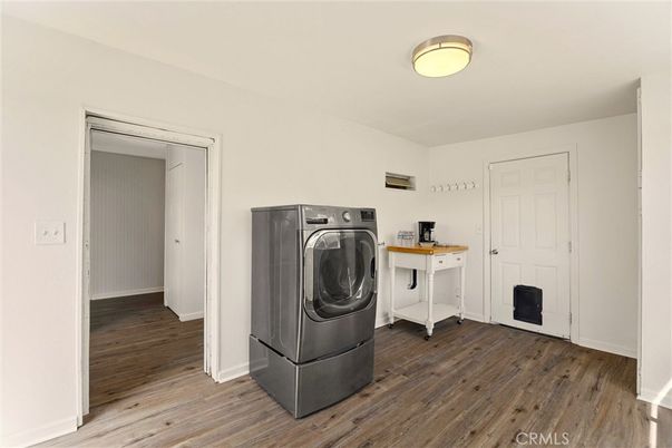 Interior, Washer, Wood Texture Flooring