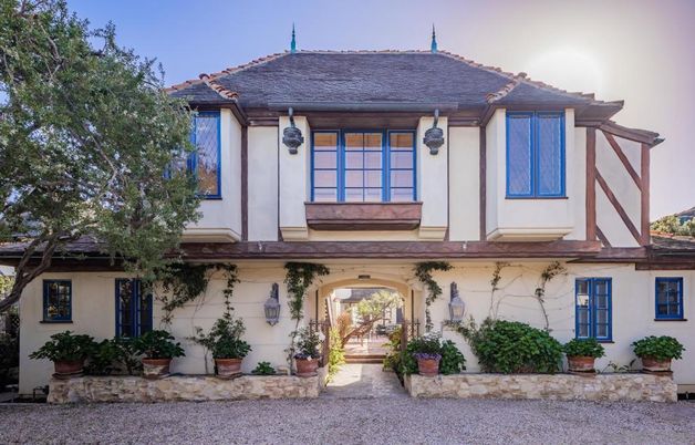 Exterior, Facade, Mediterranean