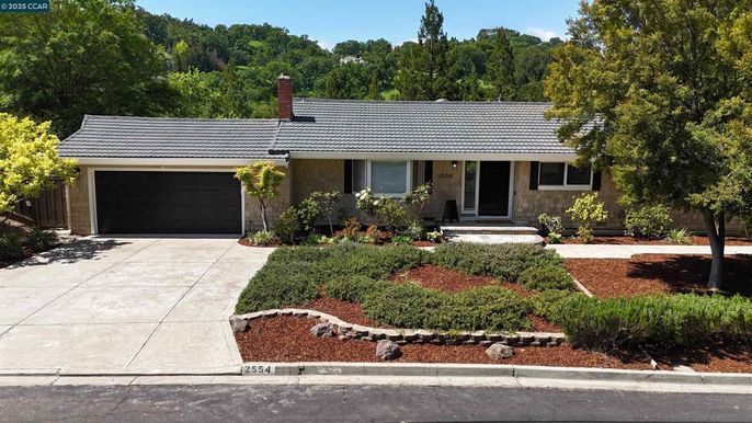 Attached, Exterior, Facade, Ranch