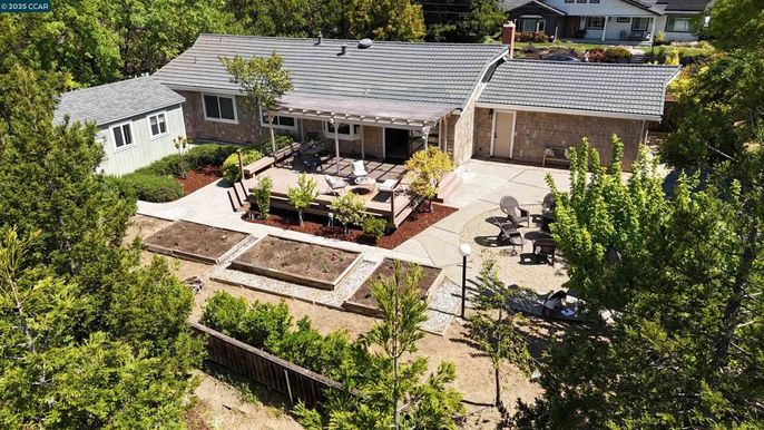 Exterior, Drone