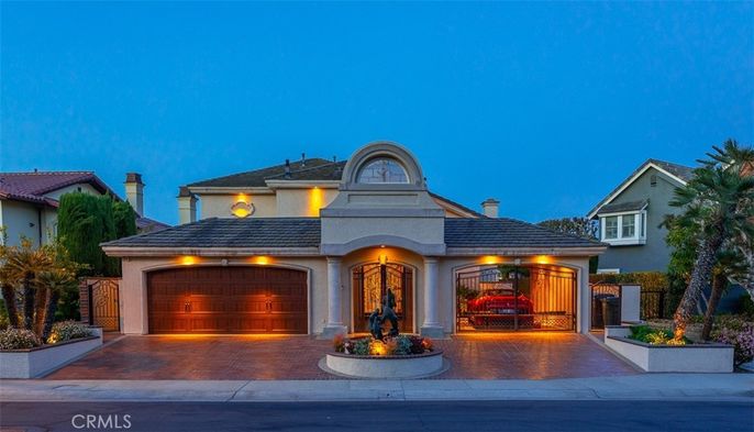 Attached, Exterior, Facade, Mediterranean