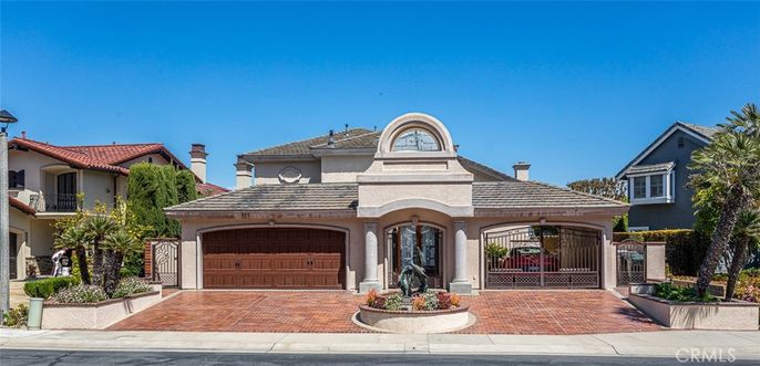Attached, Exterior, Facade, Mediterranean