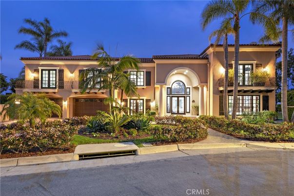 Attached, Exterior, Facade, Mediterranean
