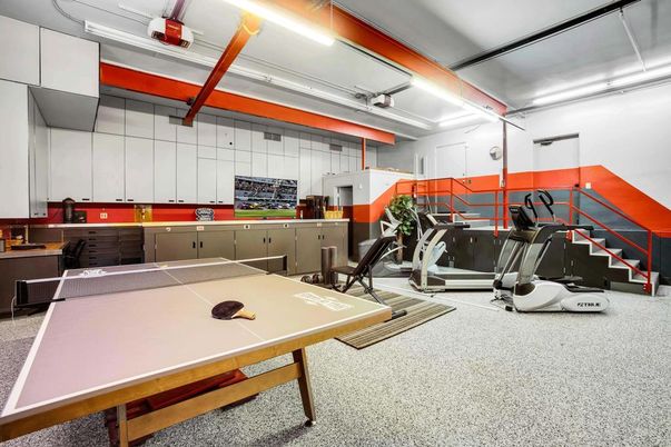 Game Room, Interior