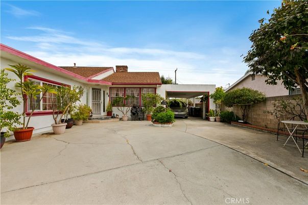 Exterior, Facade, Ranch