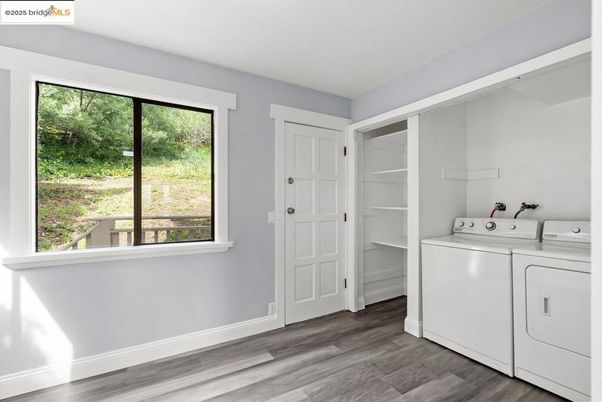 Interior, Washer, Wood Texture Flooring