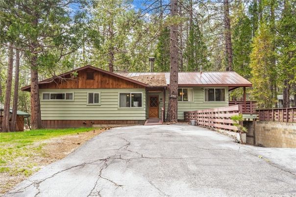 Exterior, Facade, Log Home