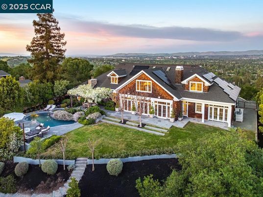 Exterior, Facade, Pool, American Craftsman