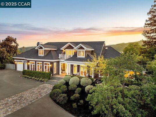 Attached, Exterior, Facade, Cape Cod